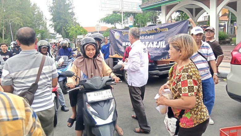 Perkuat Kepedulian dan Toleransi, Bamag Gresik Bagikan Takjil