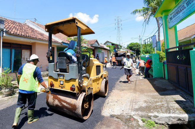 Menjelang Arus Mudik Lebaran, Banyuwangi Tambal Ribuan Titik Jalan Berlubang