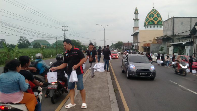 Menjelang Buka Puasa, HJOC Jatim Chapter Mojokerto Bagikan 1.000 Paket Takjil dan Zakat