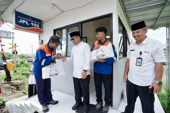 Apresiasi Pemkab, Penjaga Palang Pintu Kereta Terima Paket Sembako
