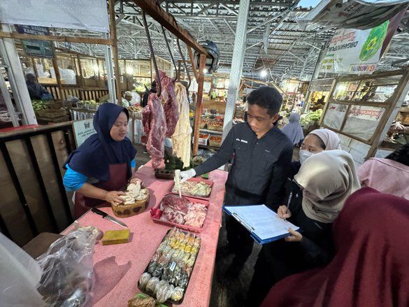 Pastikan Daging Layak Konsumsi, Pasar dan RPH di Banyuwangi Disidak