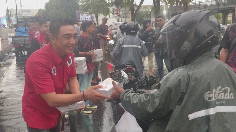Teladani Bung Karno, BMI Jatim Bagikan Ribuan Paket Sembako dan Takjil ke Warga Jember