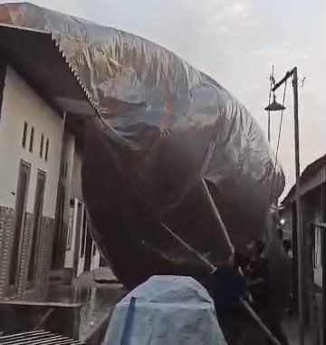 Rumah Warga Jombang Nyaris Terbakar Akibat Tertimpa Balon Udara