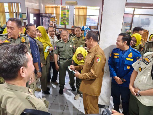 Hari Pertama Kerja Usai Lebaran, Pak Djos Datangi OPD dan Bagi-Bagi Uang