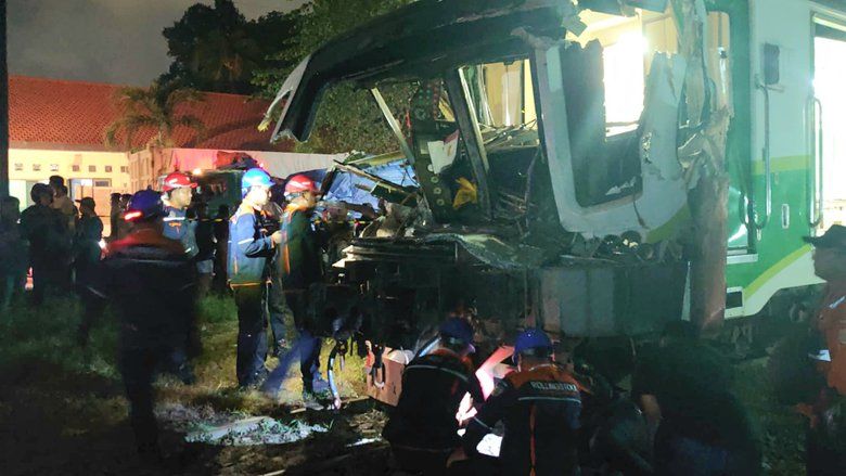 KAI Daop 8 Tuntut Ganti Rugi Tabrakan Commuter Line Jenggala dan Truk Trailer di Gresik