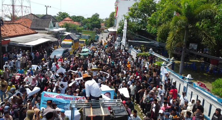 Ratusan Orang Demo Dugaan Jual Beli Jabatan Pj Kades di Sampang