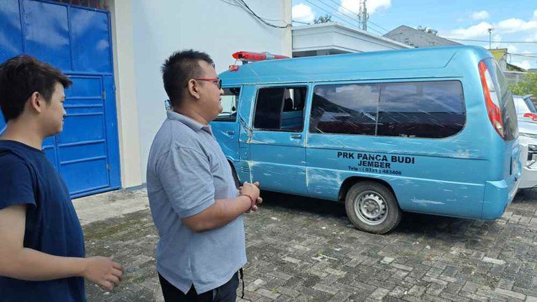 Hindari Motor yang Mogok di Jalan, Ambulans Pengangkut Jenazah Terguling