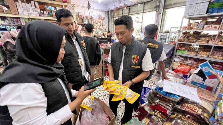 Sidak Toko, Polisi Banyuwangi Sita Marshmallow Mengandung Babi