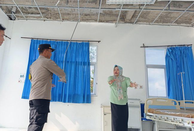 Pasien Rawat Inap di Puskemas Jombang Tertimpa Plafon yang Ambrol