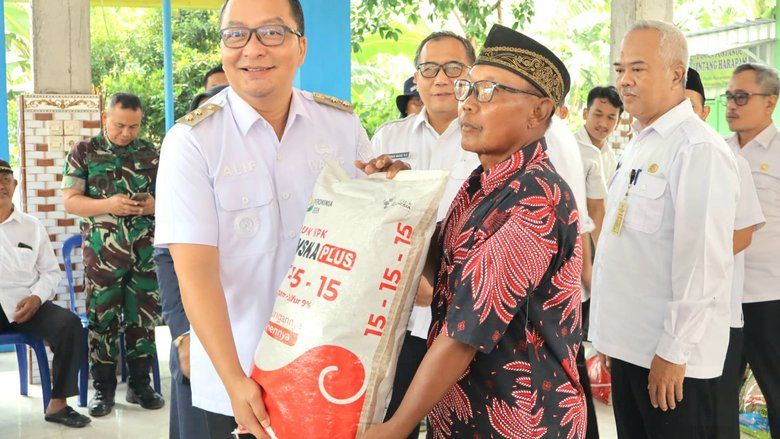 Pemkab Gresik Beri Bantuan Benih dan Pupuk ke Petani Terdampak Puso