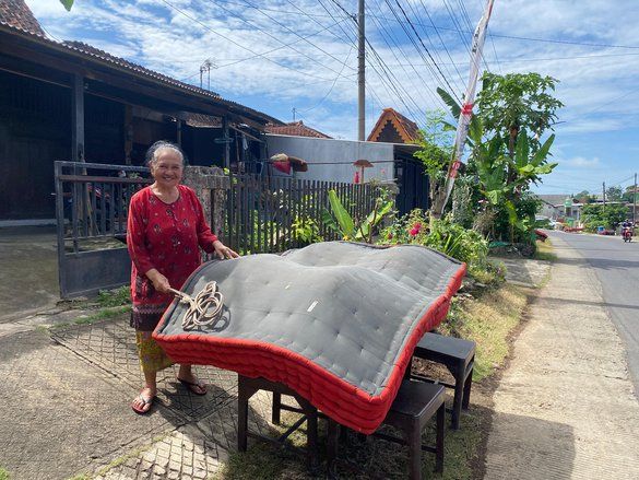Tradisi <em>Mepe Kasur</em> saat Bulan Haji di Desa Kemiren Banyuwangi, Ini Maknanya