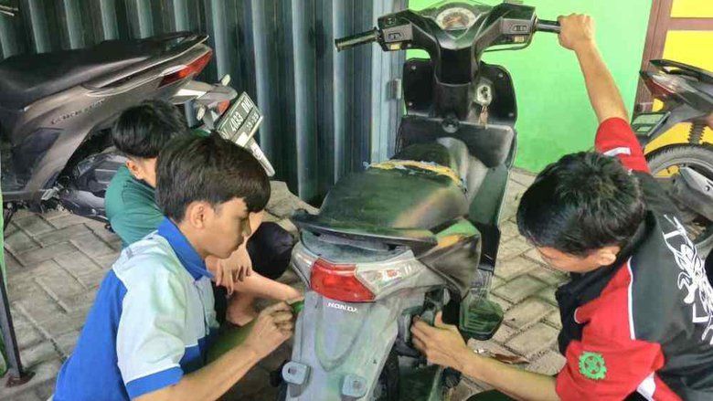 Peduli Korban Banjir, Siswa SMK Ini Buka Servis Motor Gratis di Gresik