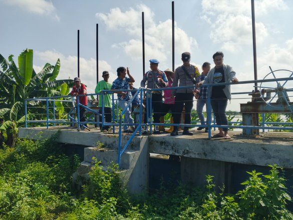 Polres Tuban Bantu Amankan Dampak Penanganan Banjir