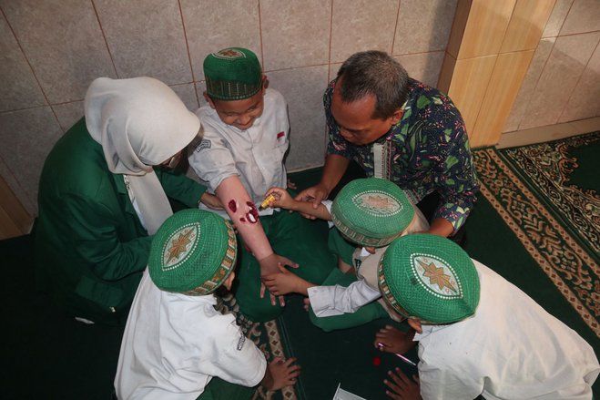 Mahasiswa dan Dosen Unusa Edukasi Siswa Kader Kesehatan MI Raden Rahmad