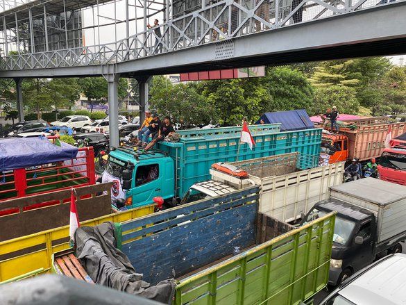 Ribuan Sopir Truk Demo Tuntut Standar Biaya Angkut Barang dan Berantas Pungli