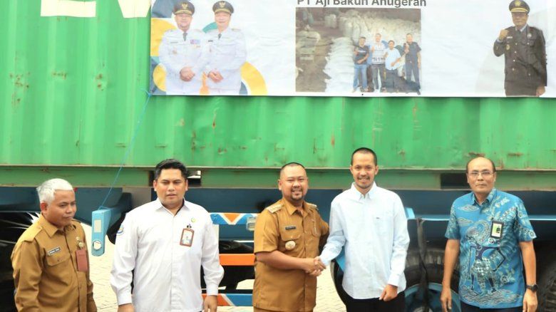 Gus Yani Lepas Ekspor 10 Ton Pakan Ternak Produk UMKM ke Malaysia