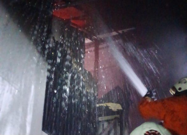 Diduga Korsleting Listrik, Rumah Usaha Sarang Walet di Surabaya Terbakar