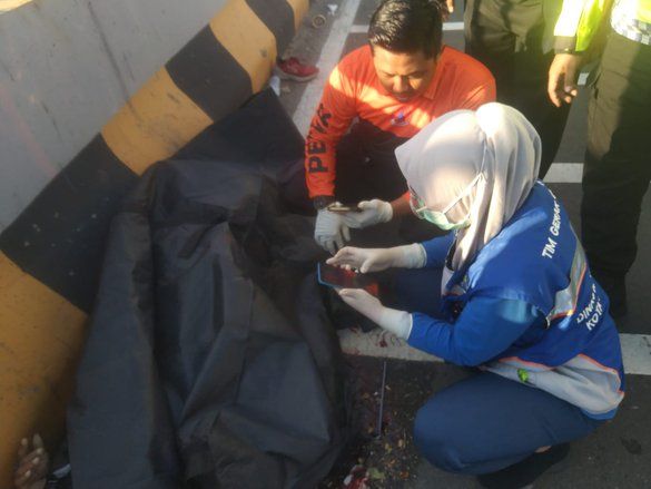 Diduga Sopir <em>Microsleep</em>, Pikap Tabrak Pesepeda Hingga Tewas di Suramadu
