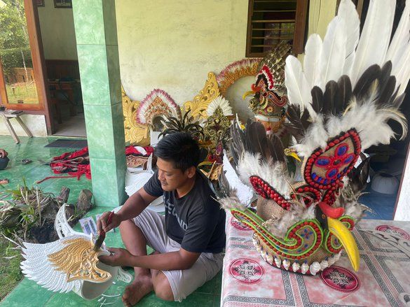 Menjelang Agustusan, Pembuat Kostum Karnaval Berbahan Limbah di Jombang Banjir Pesanan
