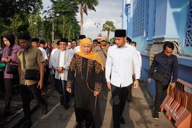 Khofifah Ziarah Makam Sunan Bonang dan Bagikan Sembako ke Tukang Becak