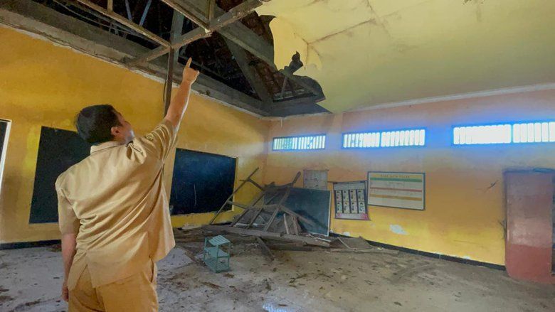 Plafon Kelas Ambruk, Siswa SDN Jabon 2 Jombang Belajar di Ruang Darurat