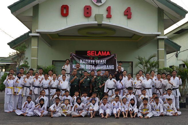 Lepas 65 Atlet Dojo Satria di Kejurnas Karate, Dandim Jombang Tekankan Sportivitas