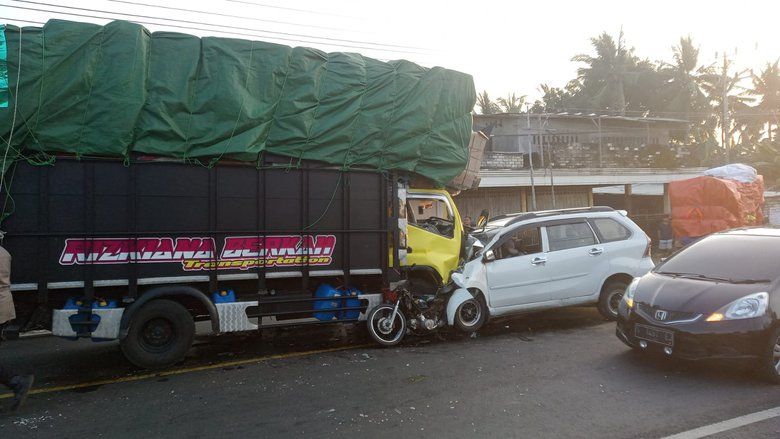 Lakalantas Beruntun di Jalur Utama Tuban-Palang, Sopir Avanza Tewas  