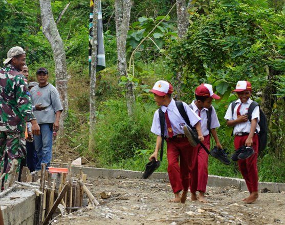Jalan Becek Jadi Ujian Anak-Anak Desa Kromong Sebelum Sekolah Dimulai