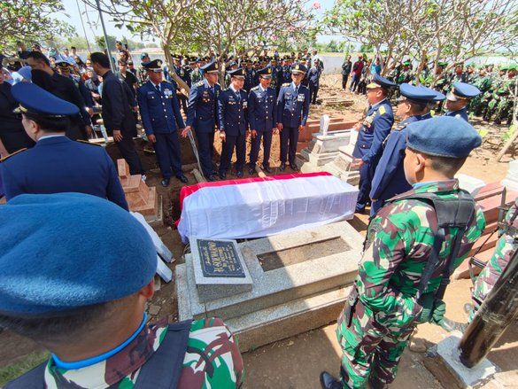 Marsma Fajar Adrianto DIkebumikan di Samping Makam Sang Ayah