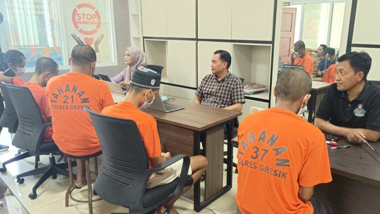 Polres Gresik Bongkar Jaringan Narkoba, Sita Belasan Paket Sabu dan Ribuan Pil Koplo