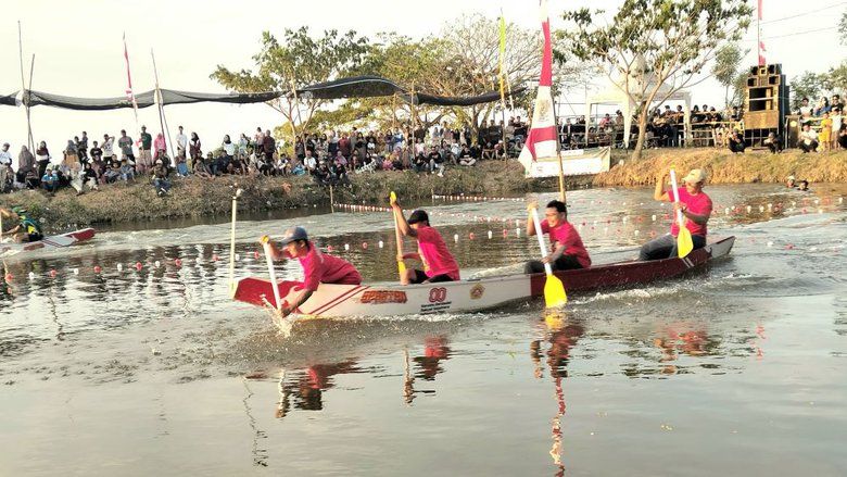 Ketika Waduk Jadi Panggung Merdeka Warga Gredek Gresik