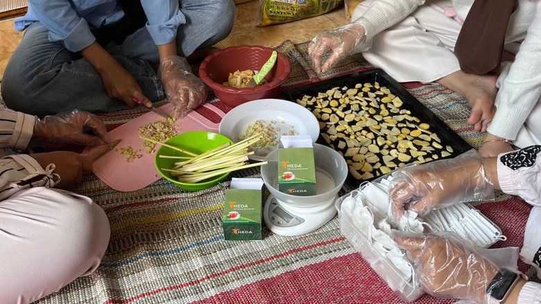 KKN Mahasiswa Unej, Olah Daun Durian Jadi Teh Herbal