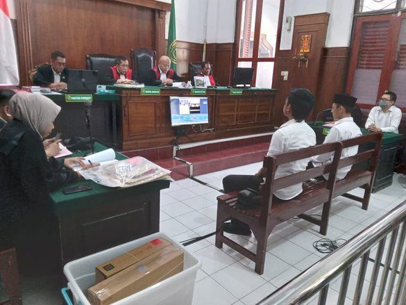 Terdakwa Carding Jalani Sidang Perdana di PN Surabaya