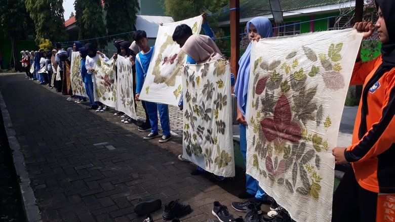 Agustusan, Siswa SMPN 4 Jombang Beradu Kreasi Dalam Lomba Batik Ecoprint