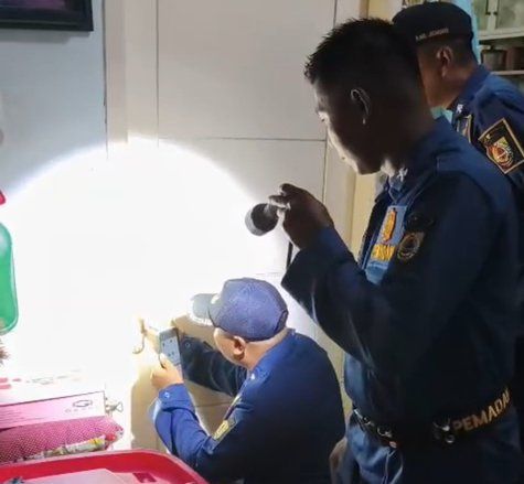 Tim Damkarmat Jember Selamatkan Anak yang Terkunci di Kamarnya