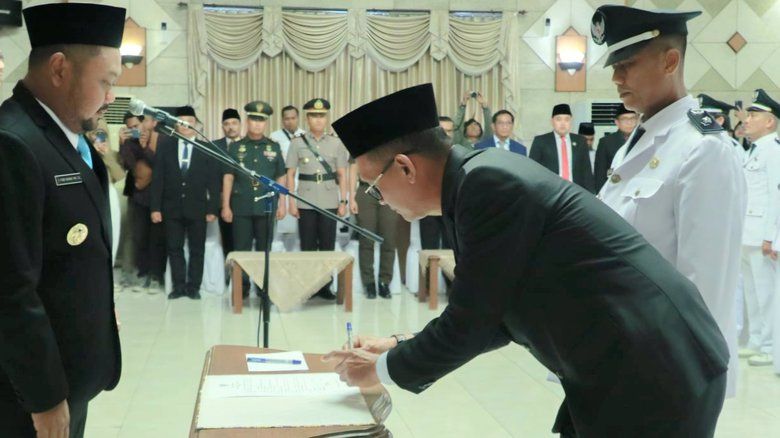 Bupati Gresik Kukuhkan 14 Kepala Desa Sesuai Edaran Mendagri