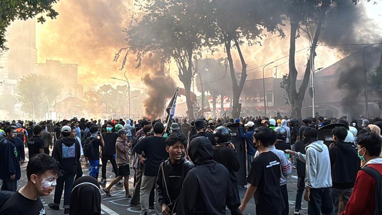 Aksi Solidaritas Ojek Online Affan di Surabaya Ricuh, Massa Bakar Kendaraan