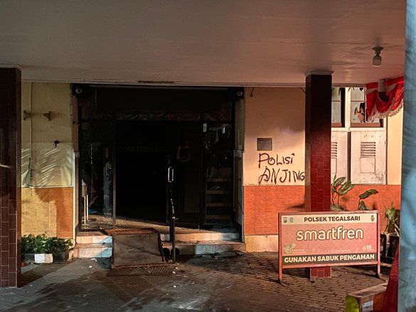 Marah atas Kematian Affan, Massa Rusak Mapolsek dan Bakar Pos Polisi di Surabaya