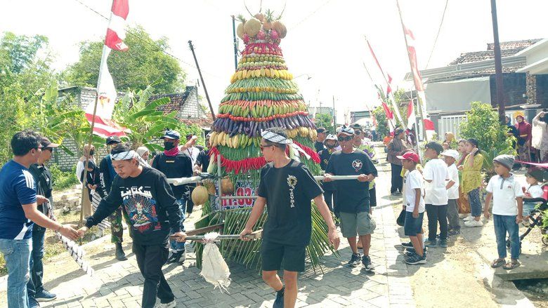 HUT Kemerdekaan RI ke-80, Dusun Banci Demang Balongpanggang Gelar Jalan Sehat Budaya