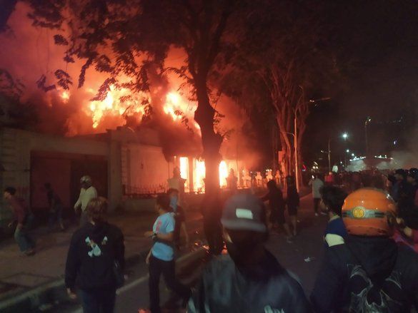 Gedung Negara Grahadi dan Pos Polisi di Surabaya Dibakar Massa