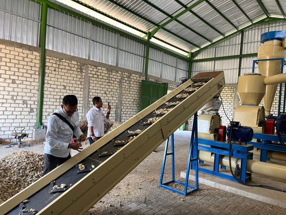 PLN NP PLTU Tuban Salurkan Bantuan Hammer Mill untuk Pengolahan Limbah Pertanian Jagung