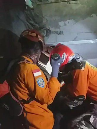 Berpacu Waktu, Tim SAR Suplai Minum dan Oksigen pada Santri Al Khoziny yang Terjebak