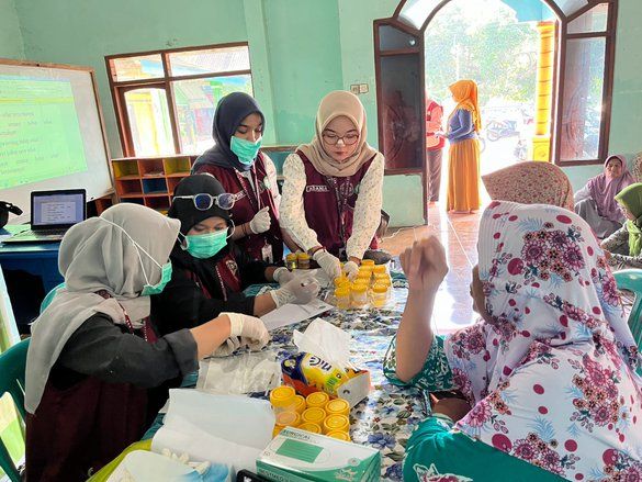 Dosen dan Mahasiswa Unusa Lakukan Pemeriksaan Kesehatan Gratis Warga Lansia di Mojokerto