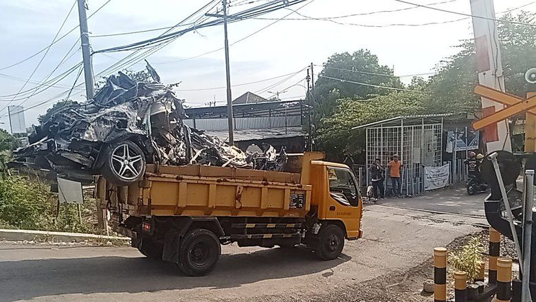 Sedan Mewah Ditemukan di Reruntuhan Ponpes Al Khoziny
