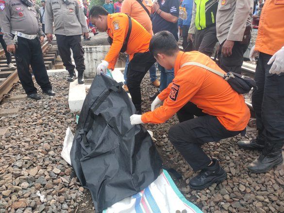 Tersambar Kereta Api, Pemotor di Surabaya Meregang Nyawa