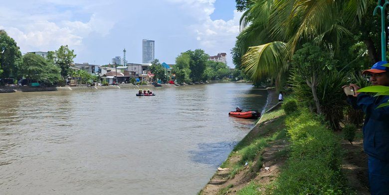 Pria Diduga Terpeleset Lumut saat Hendak Mandi di Sungai Kalimas