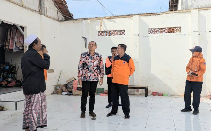 BPBD Jatim Benahi Atap Asrama Putri Ponpes di Situbondo yang Ambruk
