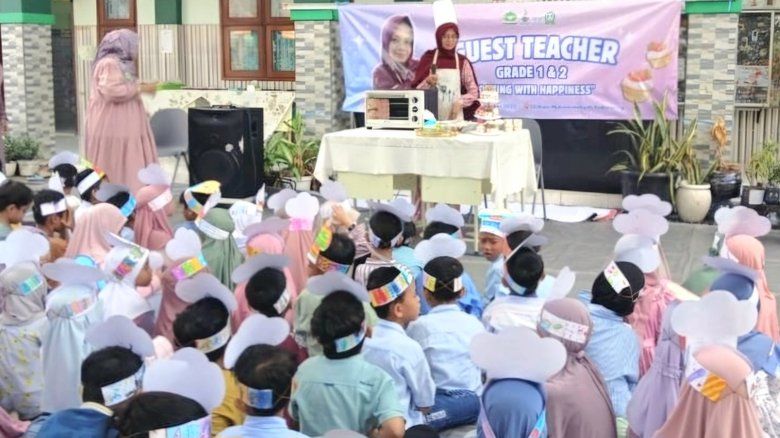 Belajar Seru di SD Almadany: Siswa Antusias Membuat Cup Cake Bersama Orang Tua