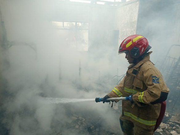 Toko Bahan Bangunan di Bratang Surabaya Hangus Terbakar