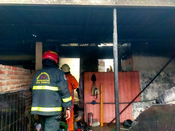 Diduga Korsleting Listrik, Rumah Petak di Sukolilo Surabaya Hangus Terbakar
